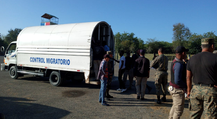 Imagen DGM operativo interdicción migratoria deteniendo y deportando haitianos ilegales