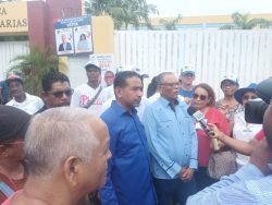 Imagen Director General Lic. Venancio Alcántara hablando a la prensa del proceso de elecciones internas del PRM, en centro educativo rodeado de votantes.