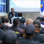 foto del director general en capacitación en el salón Juan Pablo Duarte, sede de Migración.