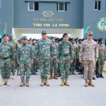 Formación de militares dominicanos en uniforme de camuflaje junto al Director General DGM en filas, frente a la entrada de la "11er. BON. GPF. ERD.