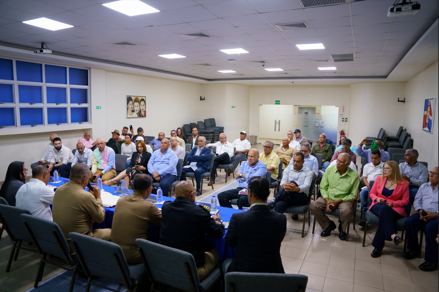 General Director and other DGM authorities sitting at a table, speaking with the agricultural sector in the Juan Pablo Duarte room