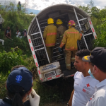 Vehículo de la DGM que sufrió accidente, personal de atención médica y emergencias dando asistencia a las personas afectadas en el accidente.