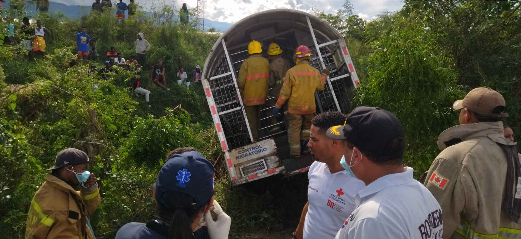 Vehículo de la DGM que sufrió accidente, personal de atención médica y emergencias dando asistencia a las personas afectadas en el accidente.