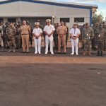 Director general en Haina con militares posando todos de frente en formación militar