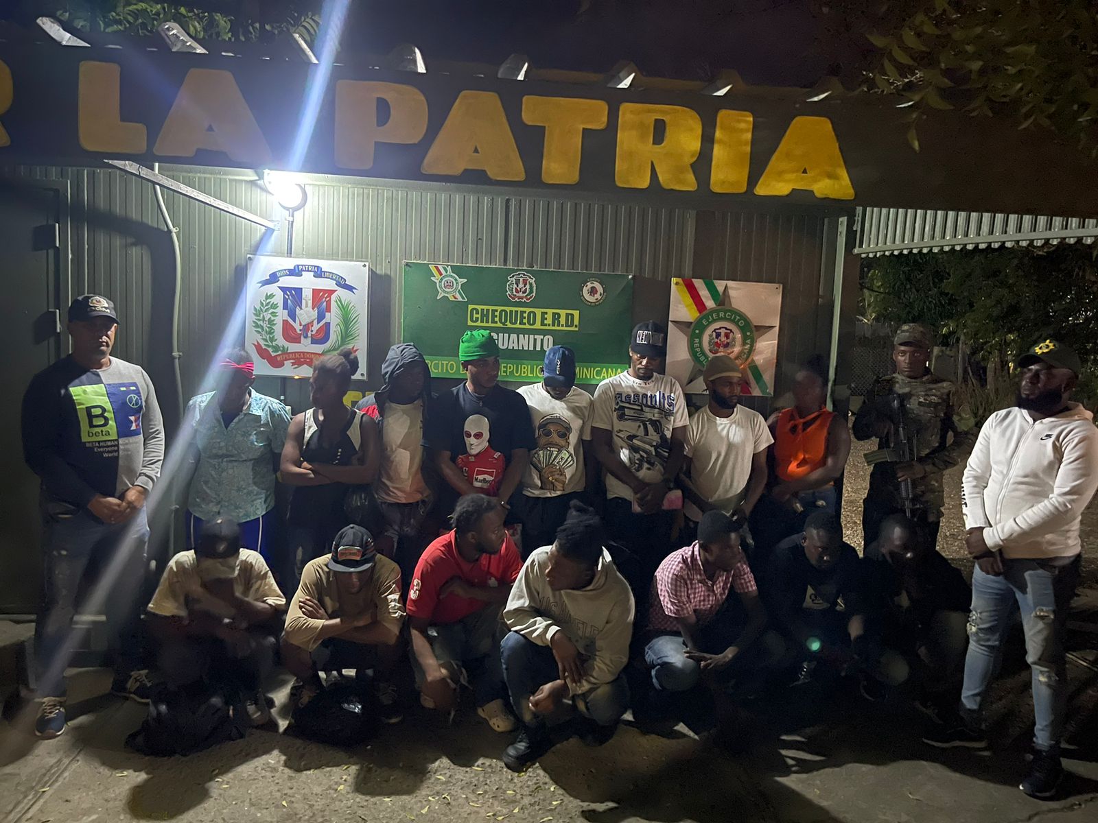 La imagen es 26 nacionales haitianos en condición migratoria irregular y mienbros de Control Migratorio, quienes actuaron en coordinación con efectivos del Ejército Nacional establecidos en el Puesto de Chequeo Guanito, donde se retuvo a 16 indocumentados.