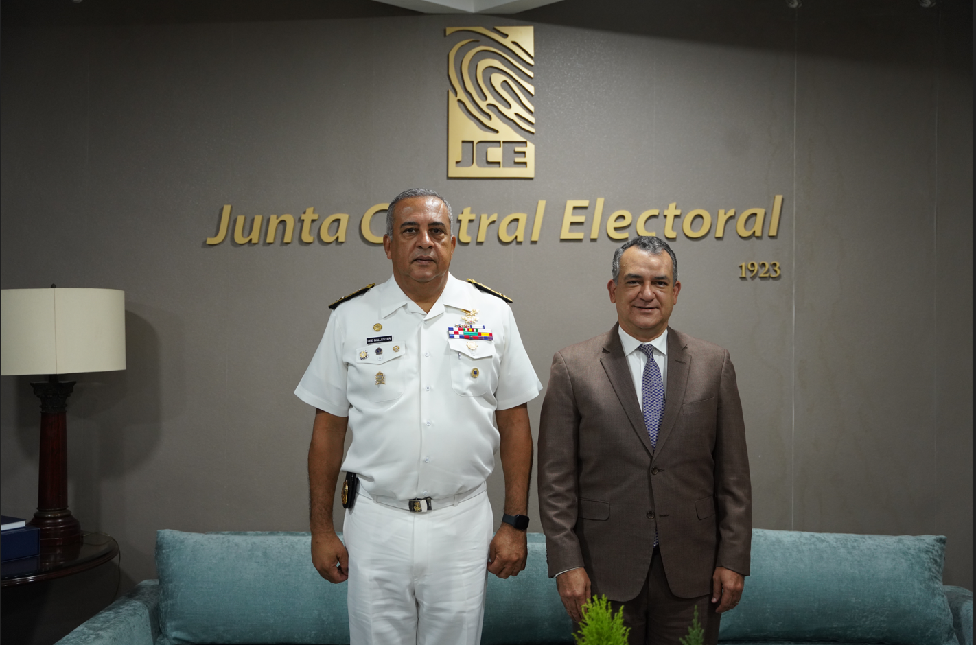 Director general ViceAlmitante lee ballester (ARD) en el despacho del presidente de la Junta Central Electoral