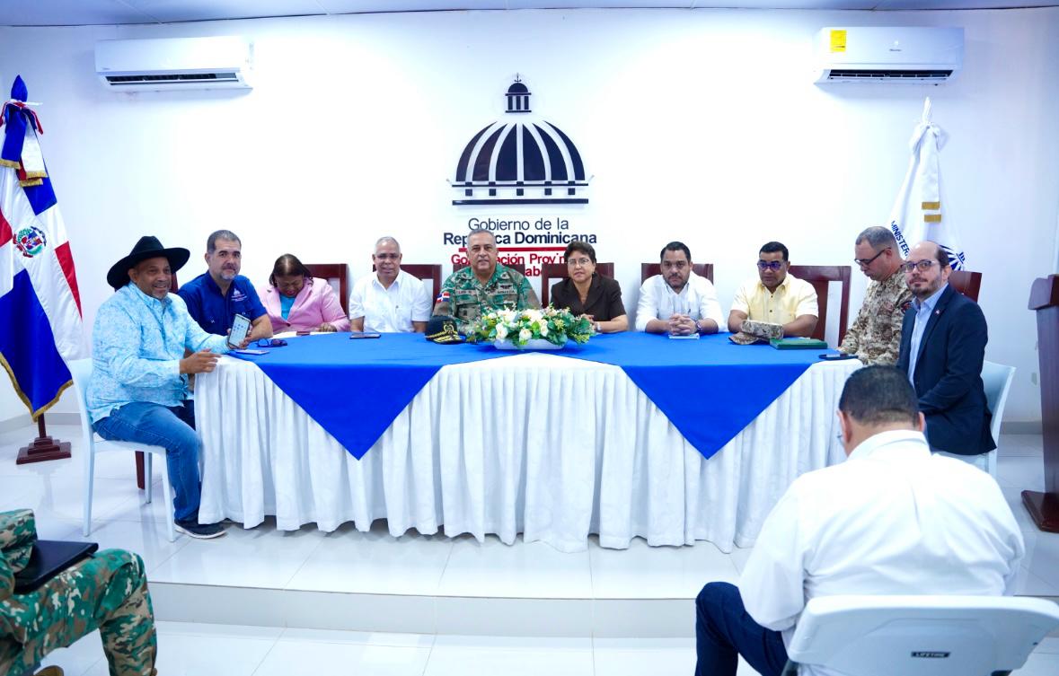 Commission headed by the provincial governor, Severina Gil Carreras, and the general director of Migration (DGM), Vice Admiral Luis Rafael Lee Ballester (ARD) among other authorities sitting at a table in the province of Dajabón