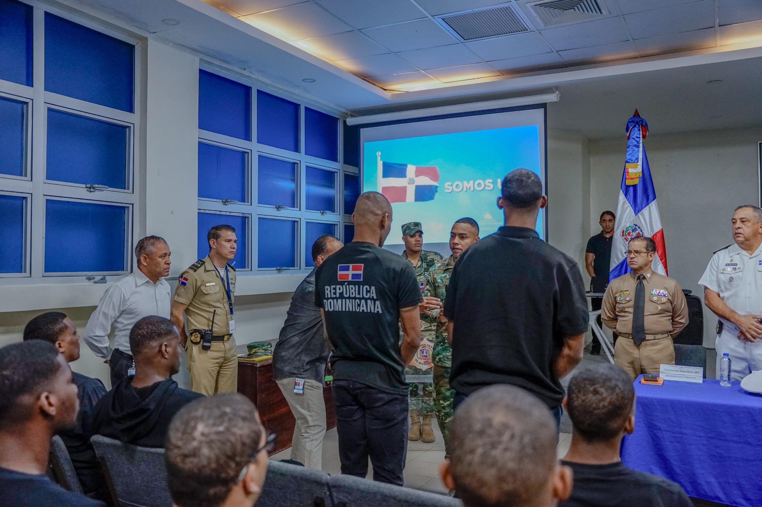 Reunión para capacitación del los nuevos agentes de control migratorio, con la presencia del Director General de Migracion Vicealmirante Luis Rafael Lee Ballester