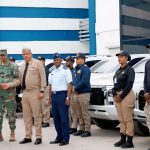 Director general entregando a autoridades de la DGM vehículos para fortalecer las jornadas de interdicción en todo el territorio nacional. Frente a agentes Migratorios frente al edificio administrativo de la sede central.