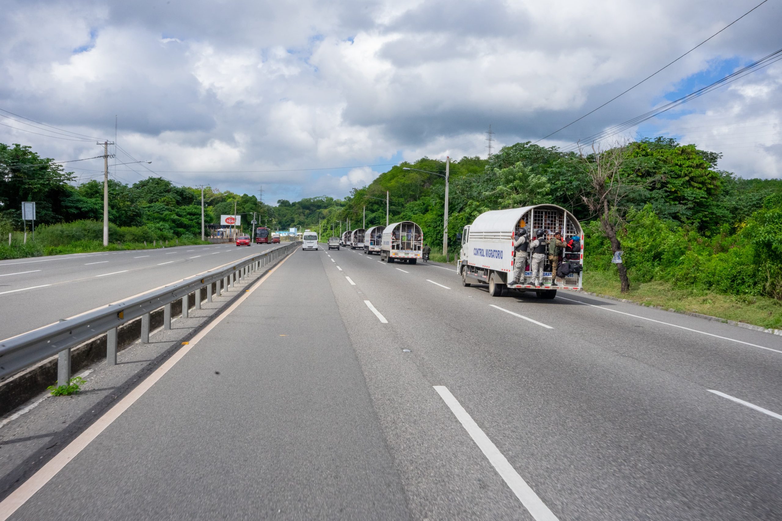 Interdiction trucks on the road with foreigners in the process of deportation