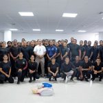 foto grupal de agentes en capacitación en el salón multiuso de agentes en primeros auxilios.