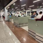 Aeropuerto Internacional, caunter de inspectores de Migración atendiendo usuarios