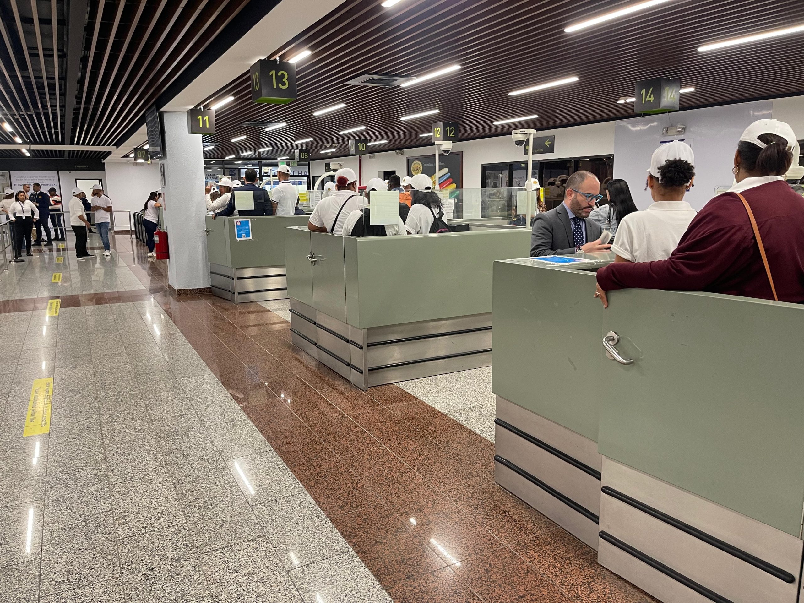 Aeropuerto Internacional, caunter de inspectores de Migración atendiendo usuarios