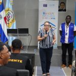 Photo of UNICEF and IOM staff instructing immigration agents in the Juan Pablo Duarte hall at headquarters.