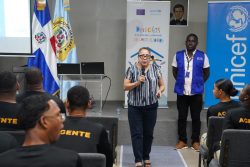 Photo of UNICEF and IOM staff instructing immigration agents in the Juan Pablo Duarte hall at headquarters.