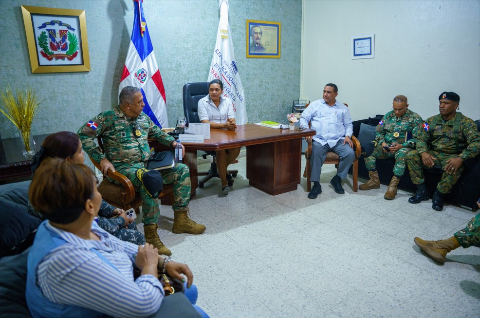 Director General en reunión con autoridades provinciales en Azua sentados en media luna.