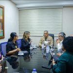 Los titulares de las instituciones, durante una reunión, hablaron de la reinserción laboral de estos connacionales. En mesa negra de ante despacho de la DGM todos sentados hablando.