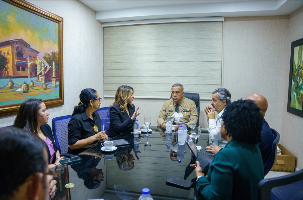 Los titulares de las instituciones, durante una reunión, hablaron de la reinserción laboral de estos connacionales. En mesa negra de ante despacho de la DGM todos sentados hablando.