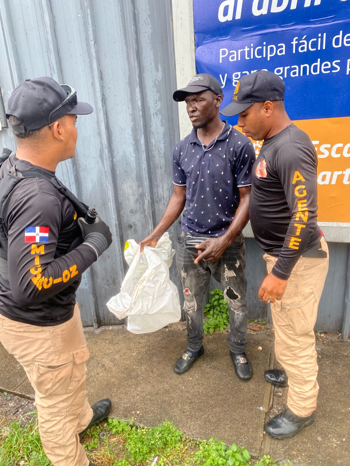 Immigration Agents interdicting, detaining foreigners in an irregular manner
