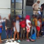 Extranjeros indocumentados frente a centro de acogida.