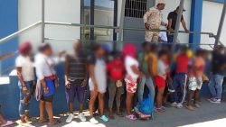 Extranjeros indocumentados frente a centro de acogida.