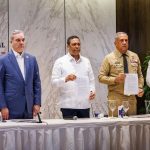 President, Director of the General Directorate, President of the Municipal League, signing of an agreement on migration policies, all standing behind a table