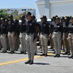 Agentes Migratorios formados en filas en postura militar.