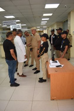 Director General en hospitales con agentes migratorios y director de hospital