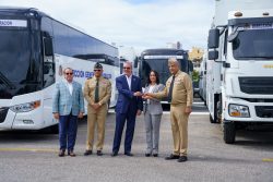 Presidente Abinader entrega llaves de flotilla a director general DGM y ministra interior y policía