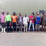 Extranjeros irregulares detenidos, todos parados frente a camión