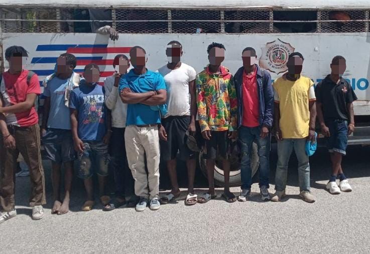 Illegal foreigners detained, all standing in front of an immigration
