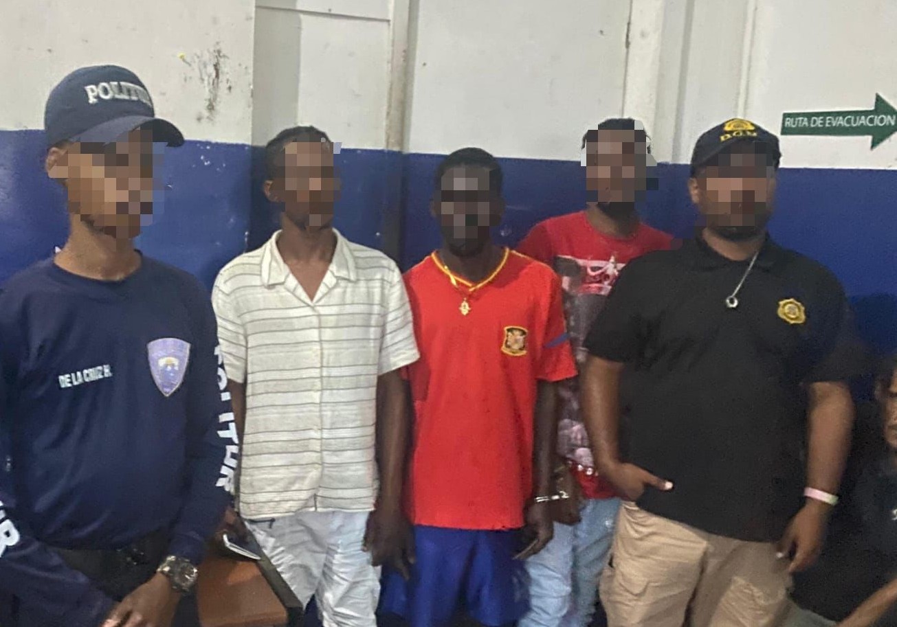 extranjeros irregulares parados en destacamento policial con agente migratorio, y de politur.