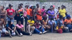 extranjeros de manera irregular detenidos sentados y parados.