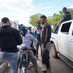agentes deteniendo extranjero indocumentados en motor tras operativo