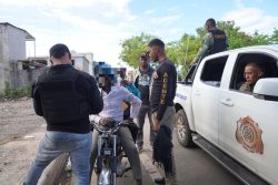 agentes deteniendo extranjero indocumentados en motor tras operativo