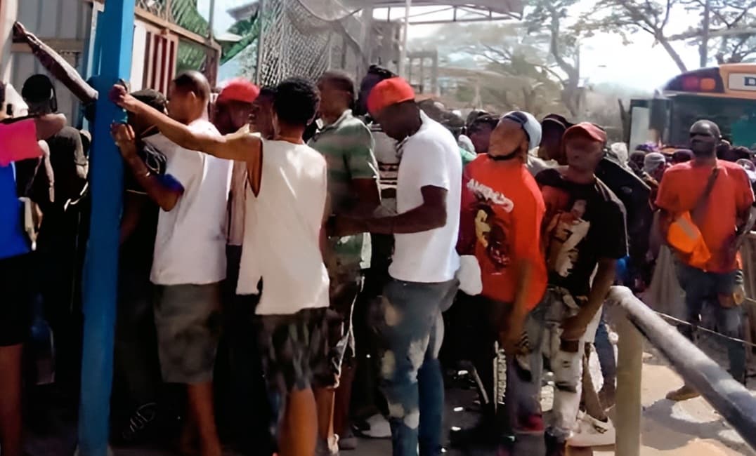 Extranjeros irregulares entregados en frontera, entrando por puerta