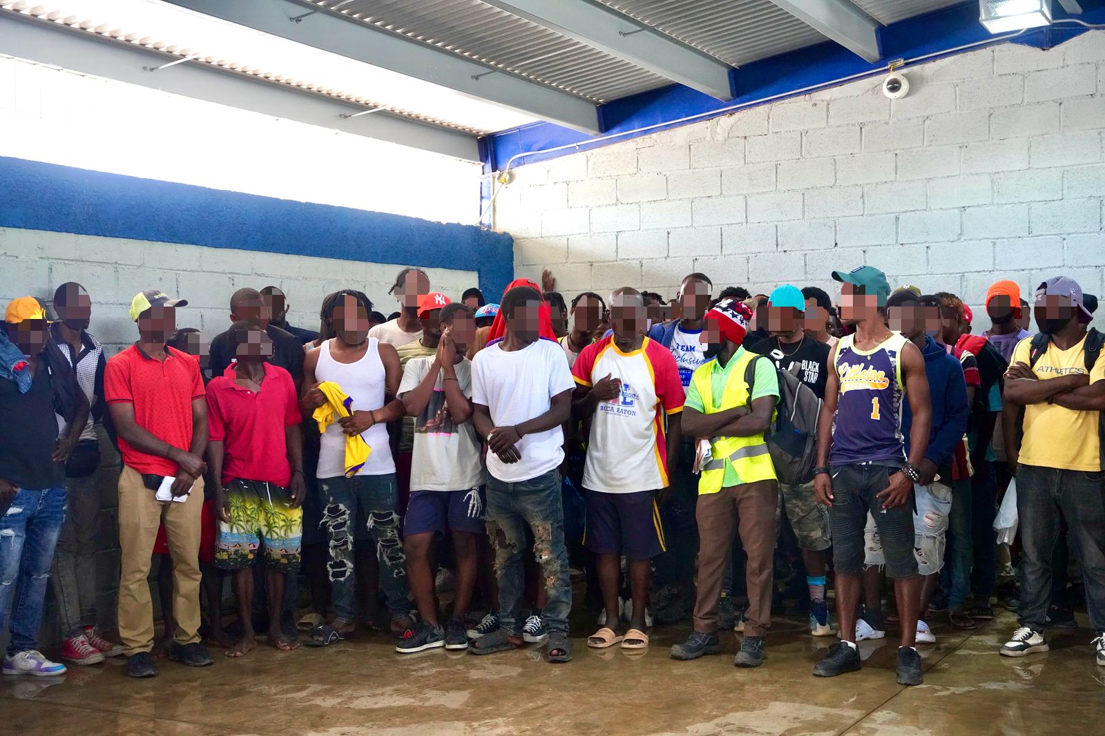 extranjeros indocumentados detenido en centro de procesamiento de Benerito.