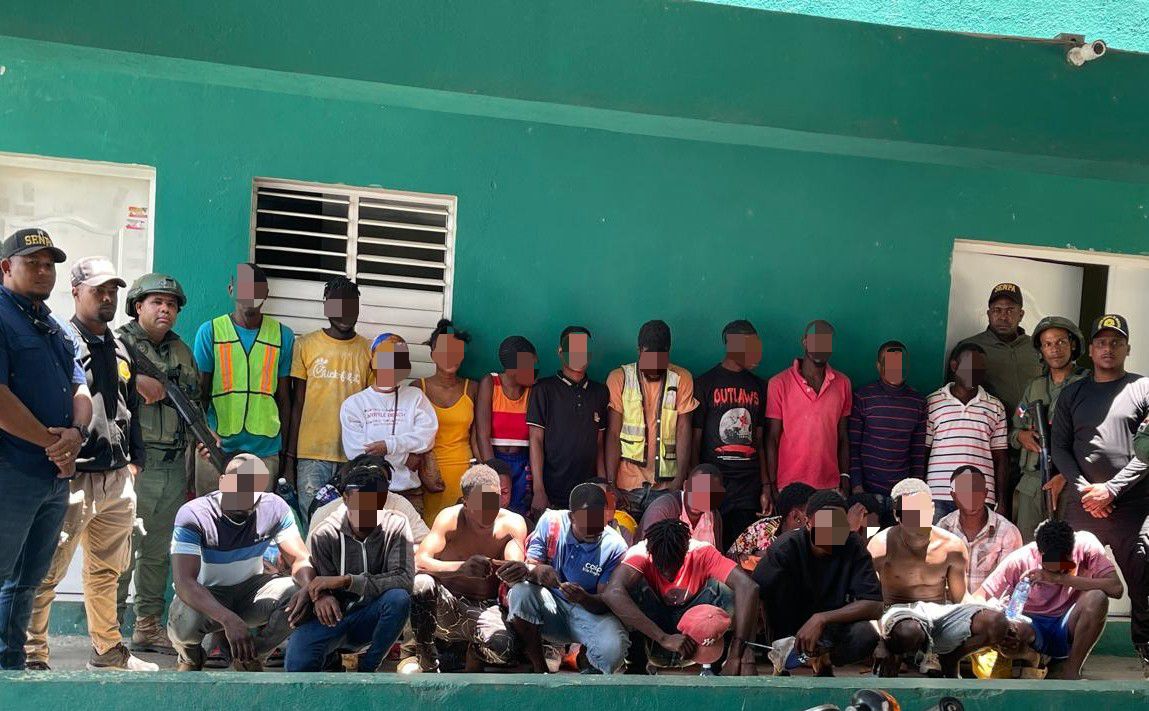 extranjeros indocumentados detenido por el senpa y dgm en santiago, todos parados.