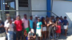 Extranjeros indocumentados frente a centro de acogida.