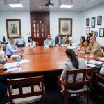 Autoridades DGM y del archivo nacional, todos sentados en mesa de reunión