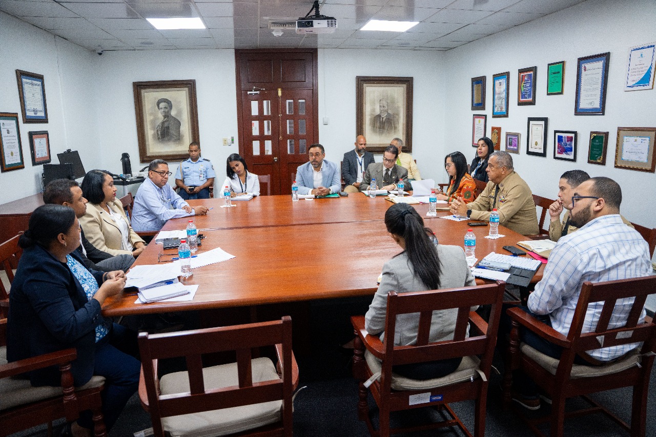 Autoridades DGM y del archivo nacional, todos sentados en mesa de reunión