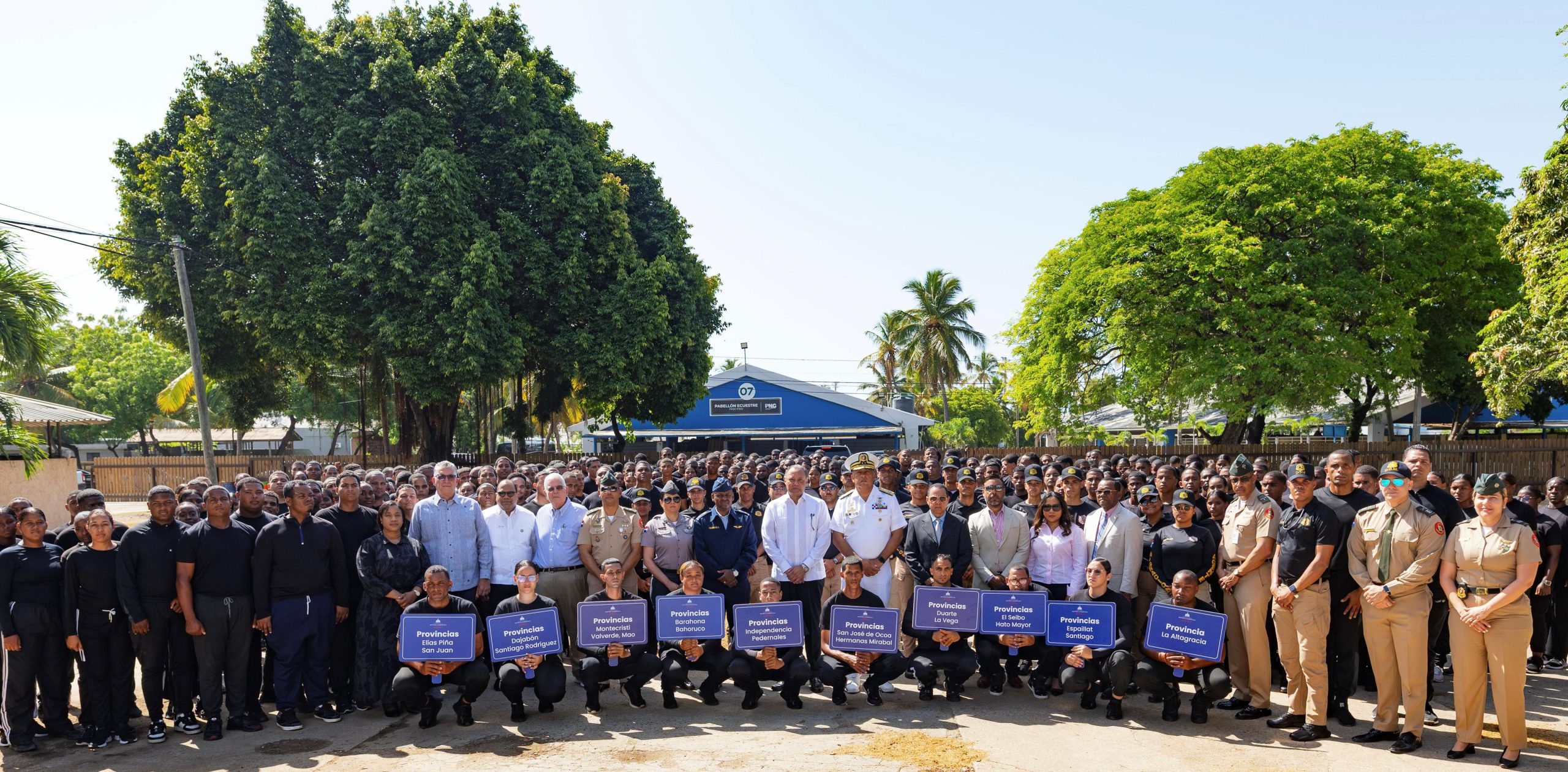 foto de autoridades DGM con 400 nuevos agentes, todos parados de frente
