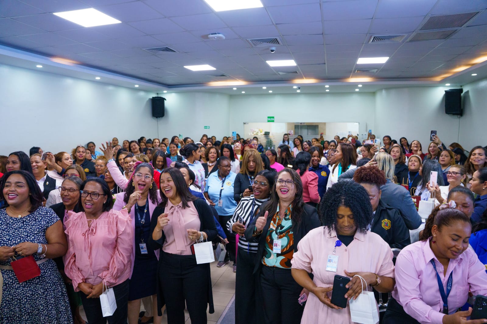 Grupo de madres en el salón Juan Pablo Duarte en celebración al Día nacional de las madres.