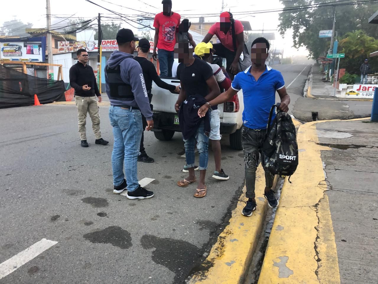 agentes deteniendo extranjero indocumentados apie tras operativo